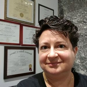 Meet your jewelry Posher, Anne